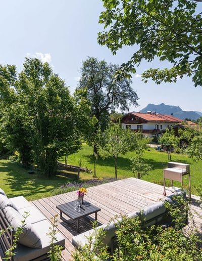 Genießen Sie von der modernen Holzterrasse aus direkten Bergblick